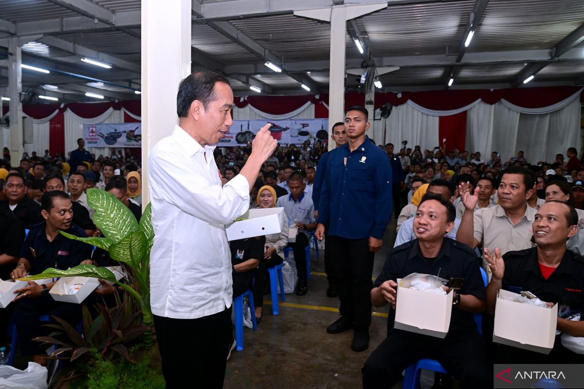 Jokowi dan buruh pabrik makan siang nasi kotak bareng