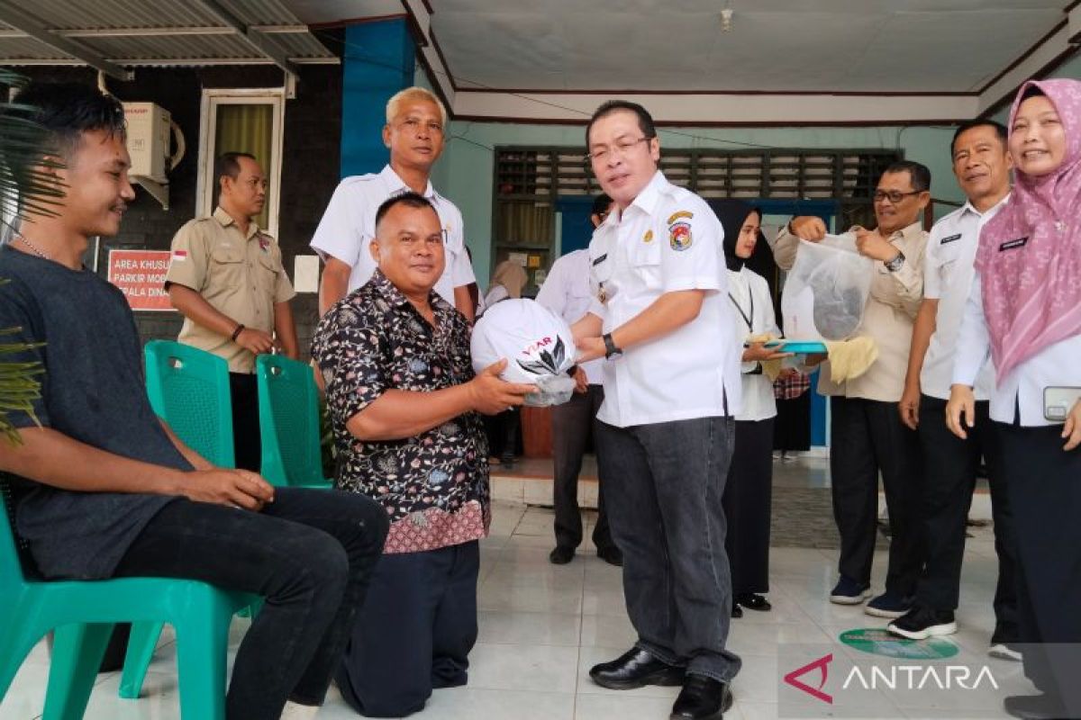 Disabilitas di Mukomuko terima bantuan sepeda motor roda tiga