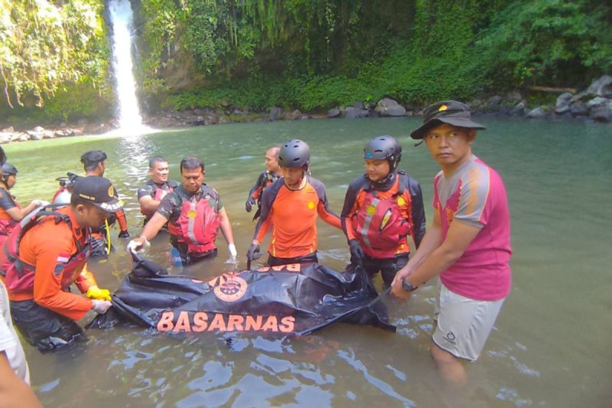 SAR Mataram menemukan korban tenggelam di air terjun Sendalem