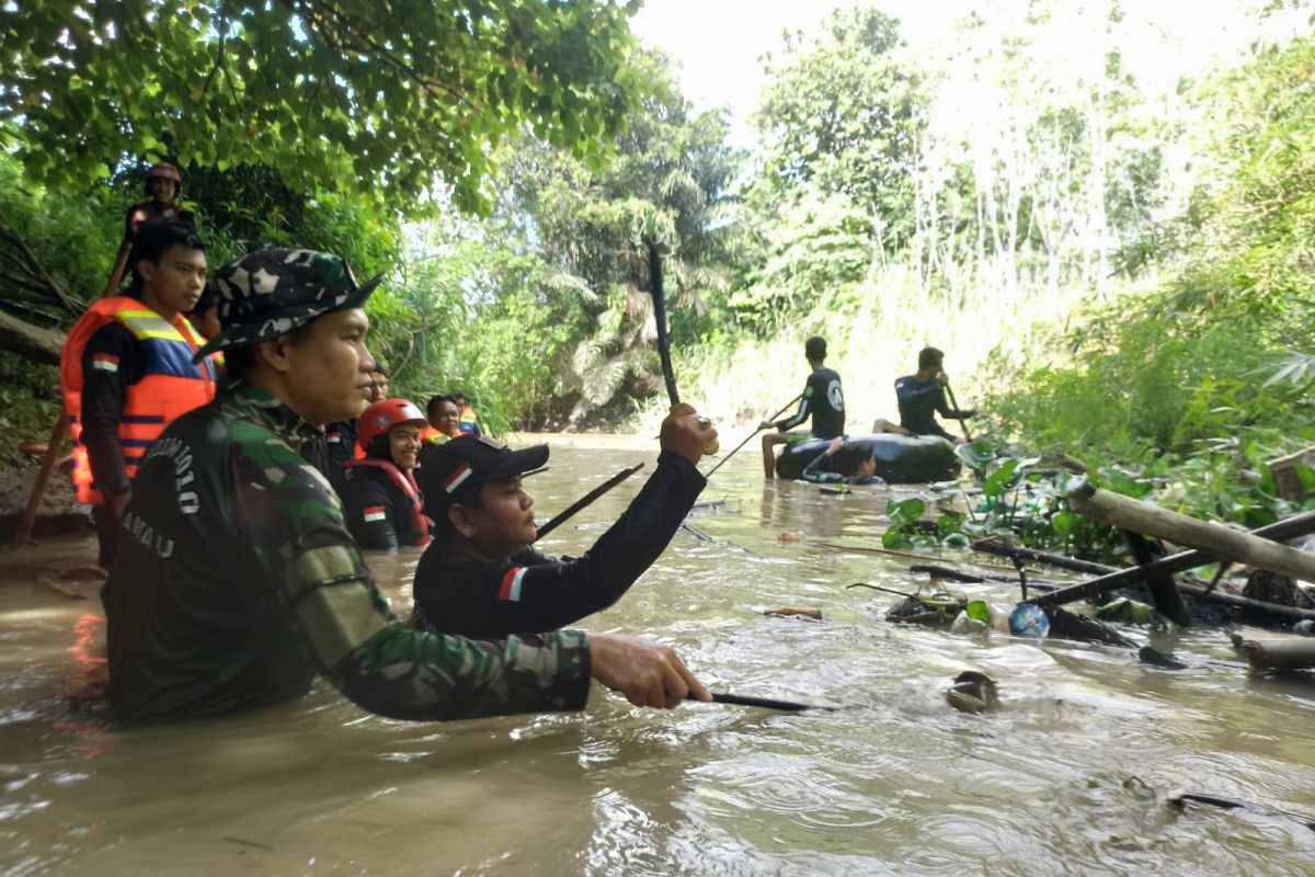 BPBD Tapin bersihkan sampah di sungai upaya mitigasi banjir