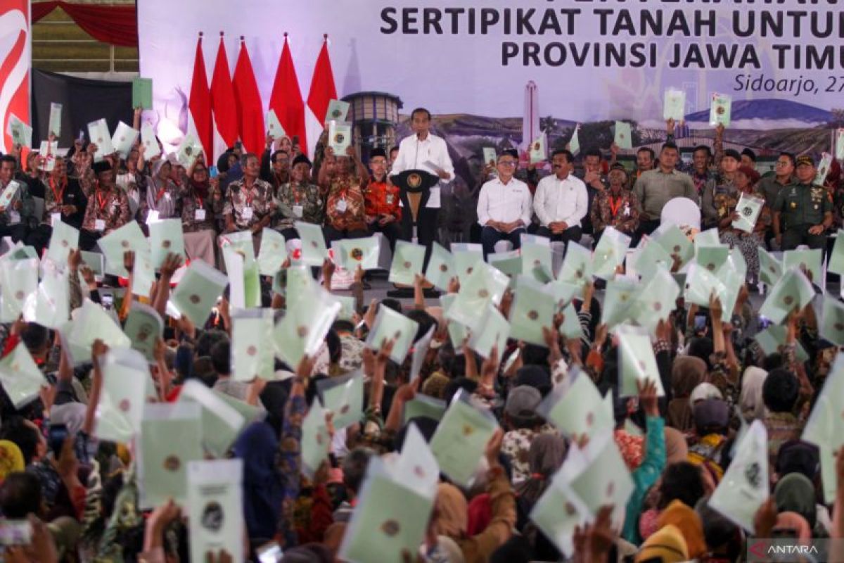 Presiden Jokowi bagikan 5.000 sertifikat tanah ke masyarakat Jatim