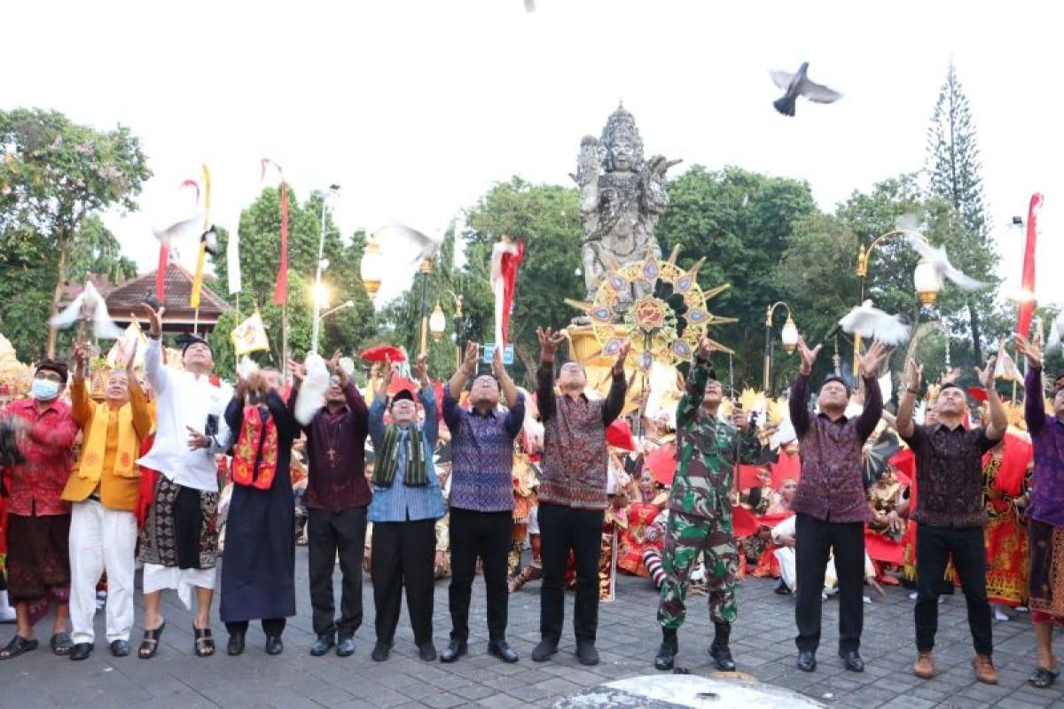 Pentas budaya dan pesta kembang api meriahkan Tahun Baru di Denpasar