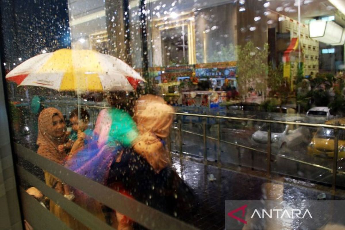Hujan ringan berpotensi terjadi di mayoritas kota besar Indonesia