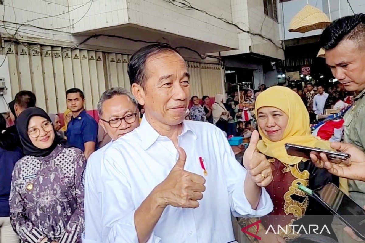 Presiden Jokowi mengacungkan dua jempol untuk Banyuwangi