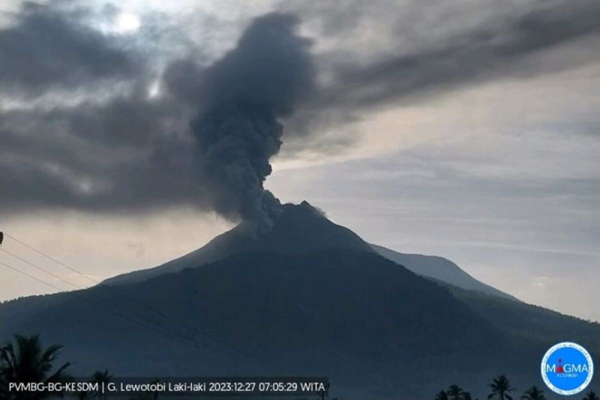 Warga Flores Timur diimbau hindari potensi gas beracun gunung api