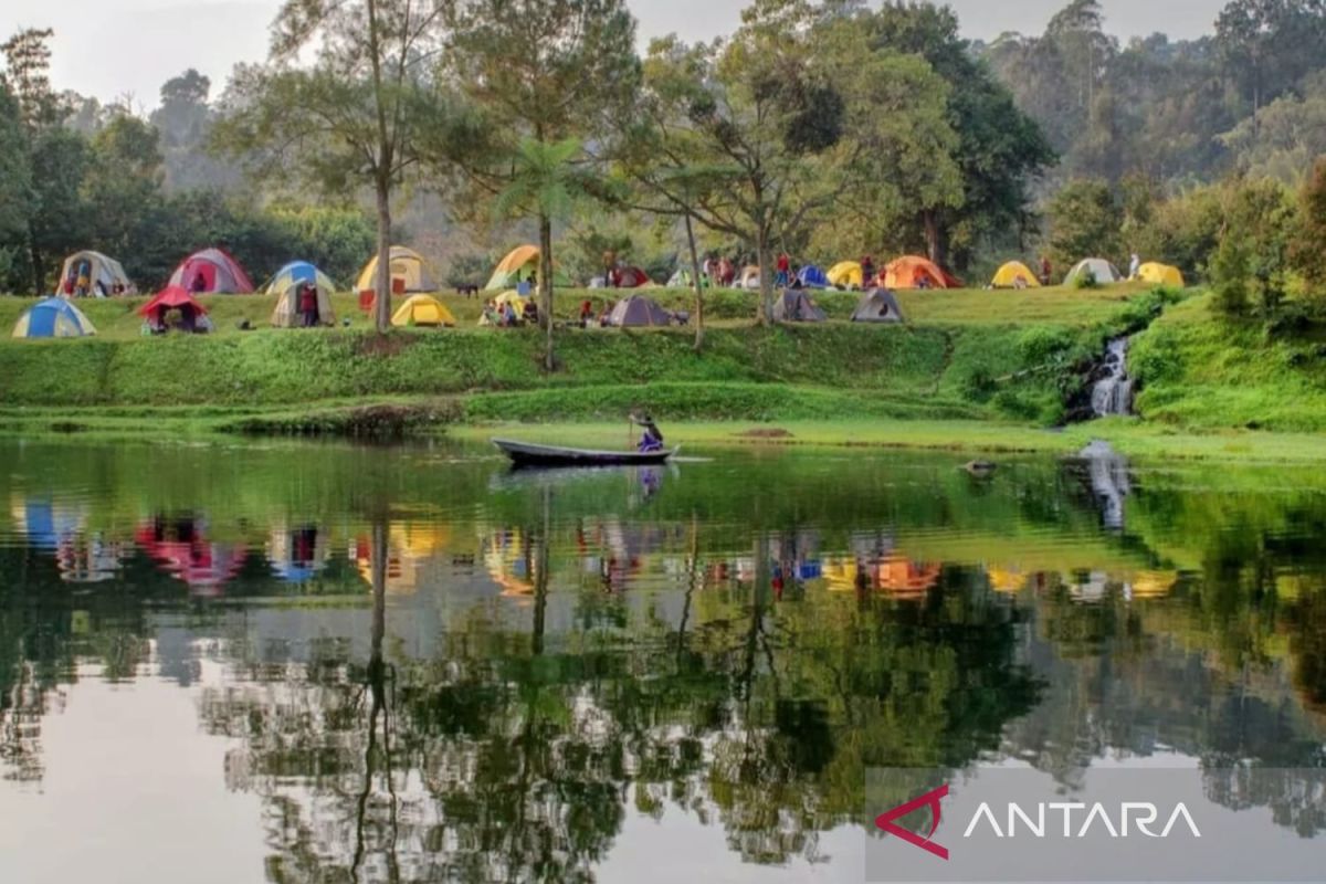 Belasan ribu wisatawan menghabiskan libur panjang berkemah di TNGGP