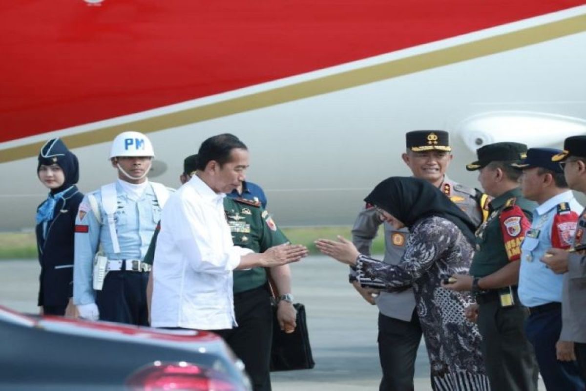 Presiden Jokowi tiba di Bandara Banyuwangi, Jawa Timur disambut gubernur bupati