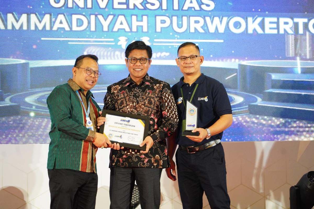 UMP sabet penghargaan Kinerja Penelitian Terbaik di Anugerah LLDIKTI VI Tahun 2023