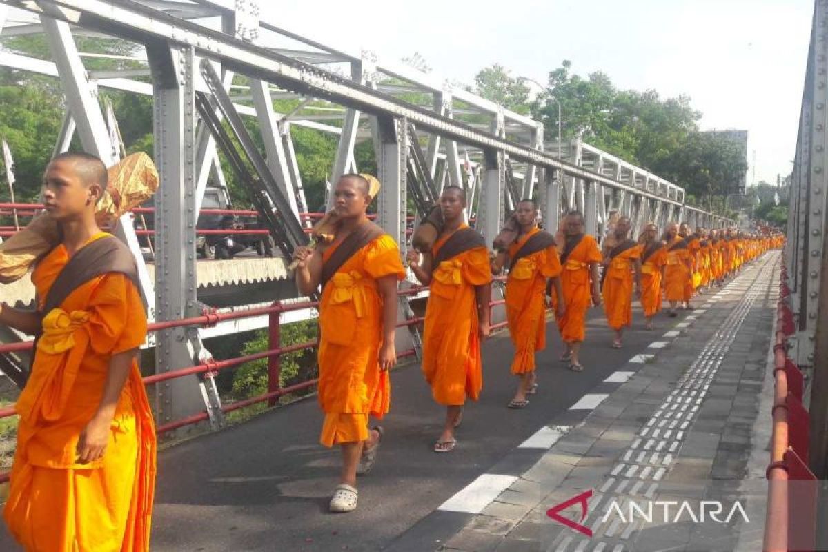 Peserta Pabbajja Samanera melakukan prosesi Thudong Candi Ngawen-Borobudur