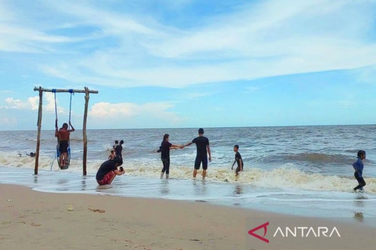 Diperkirakan 5.000 wisatawan kunjungi Pantai Ujung Pandaran saat pergantian tahun