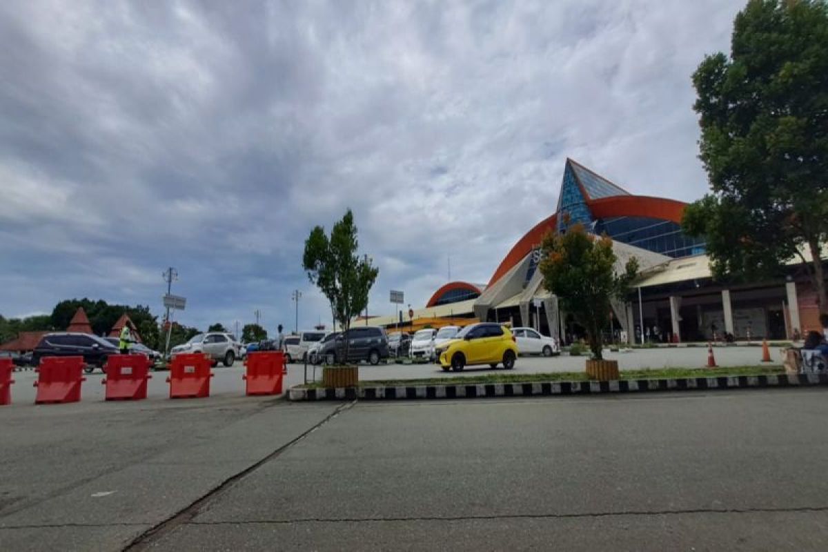 Jenazah mantan Gubernur Papua Lukas Enembe tiba di Bandara Sentani Jayapura pukul 09.20 WIT