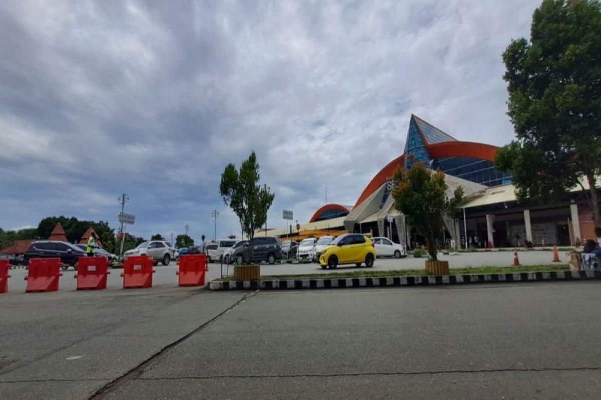 Jenazah Lukas Enembe tiba di Bandara Sentani Jayapura