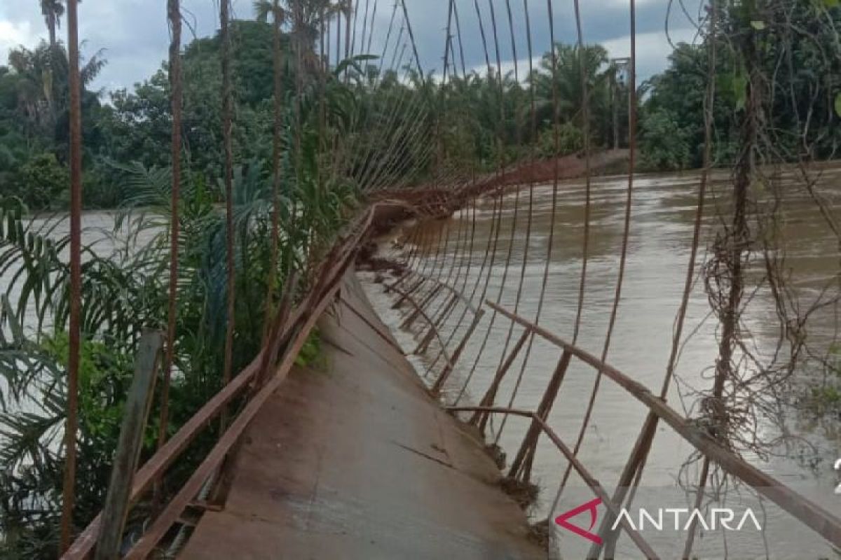 Jembatan Gantung di Palas rusak  diterjang Sungai Barumun