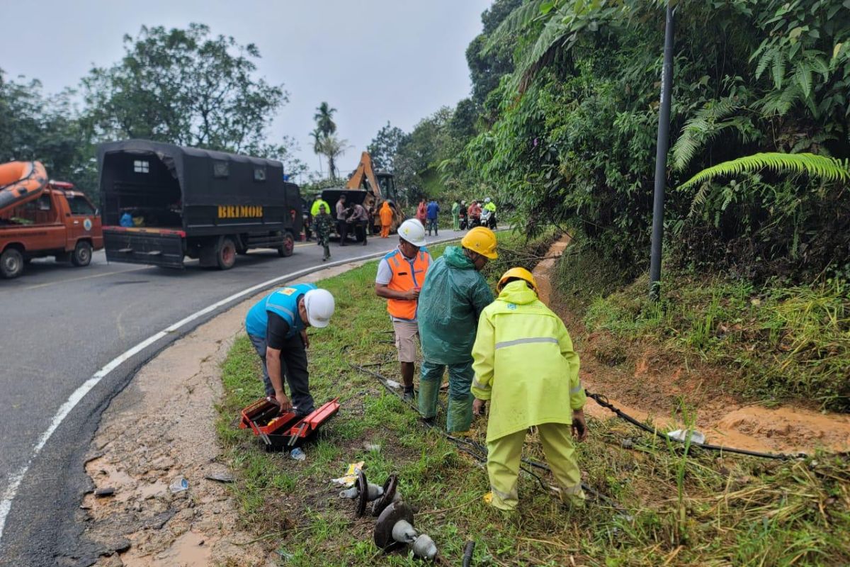 PLN berhasil pulihkan 100 persen sistem kelistrikan pasca banjir-longsor di Limapuluh Kota