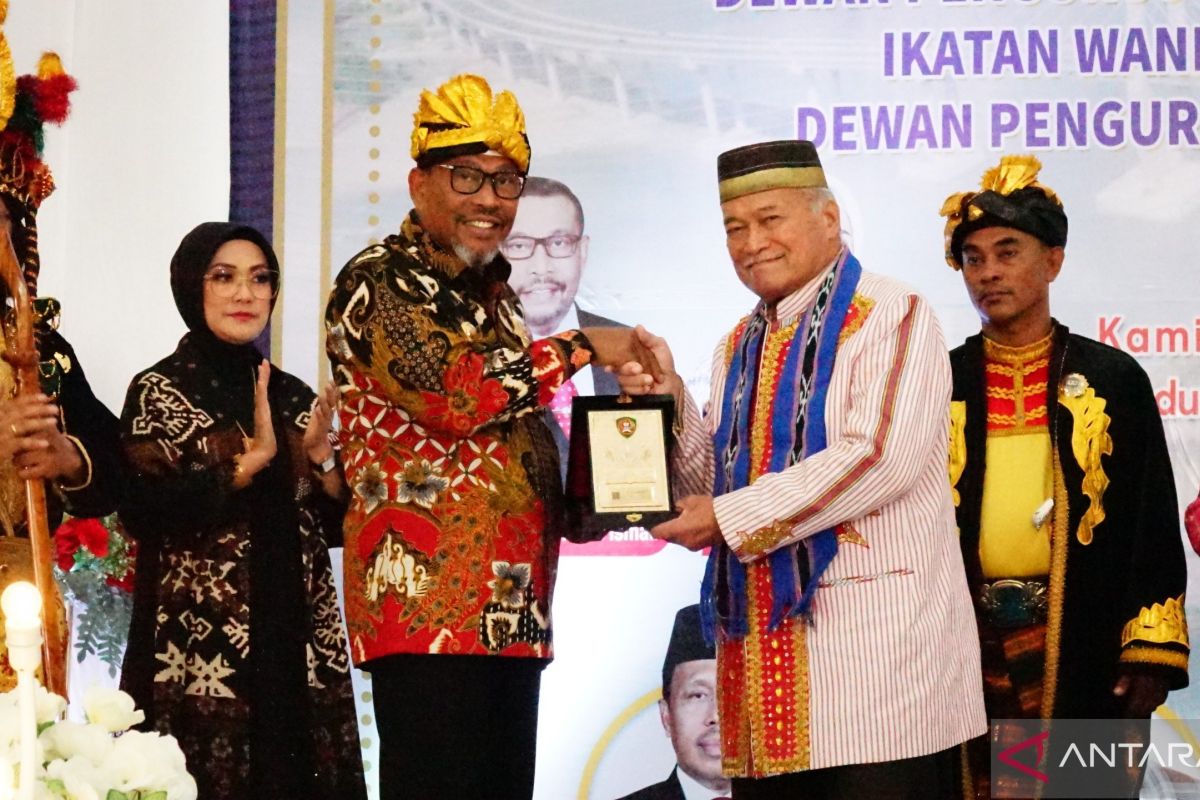 Sultan Buton kukuhkan Gubernur Maluku sebagai kerabat sesepuh Kesultanan