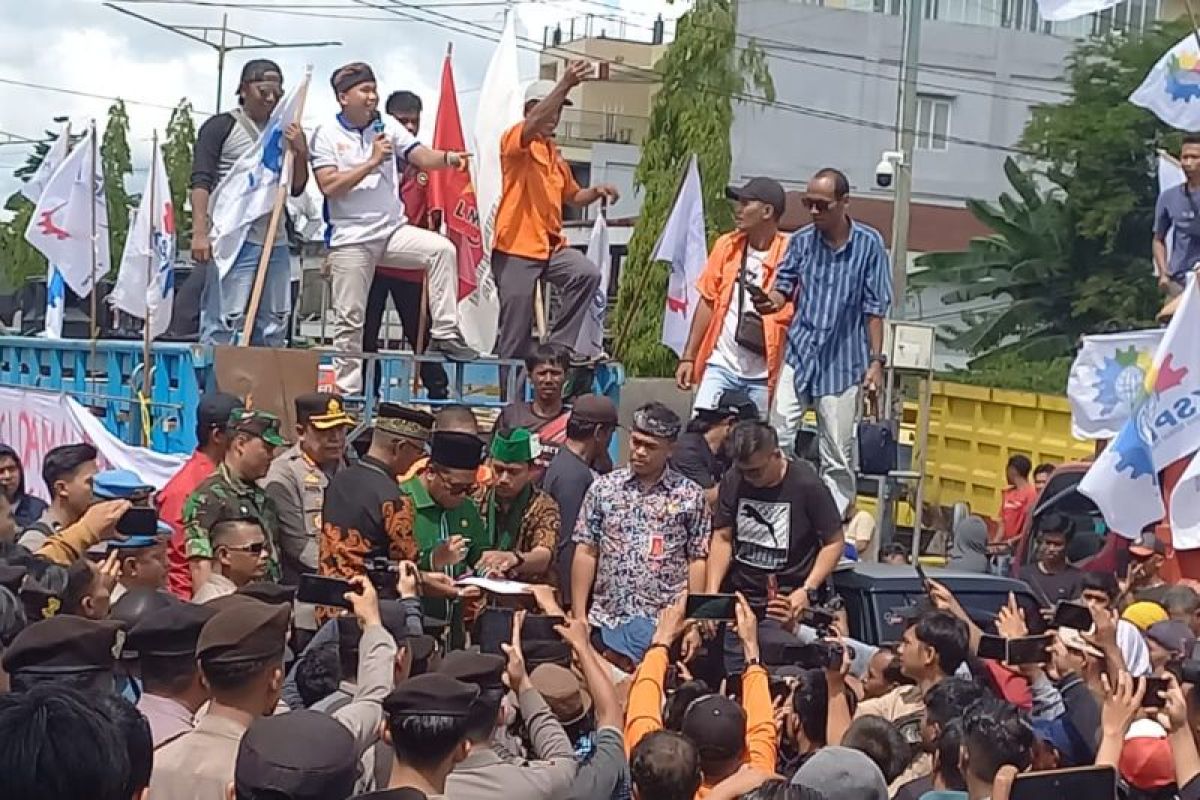 Mahasiswa dan buruh Kaltara unjuk rasa soal kelangkaan bbm