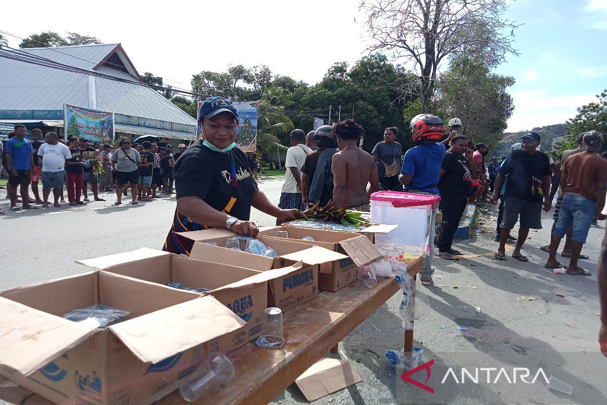 Masyarakat Sentani Jayapura siapkan minum bagi pengiring jenazah Lukas Enembe