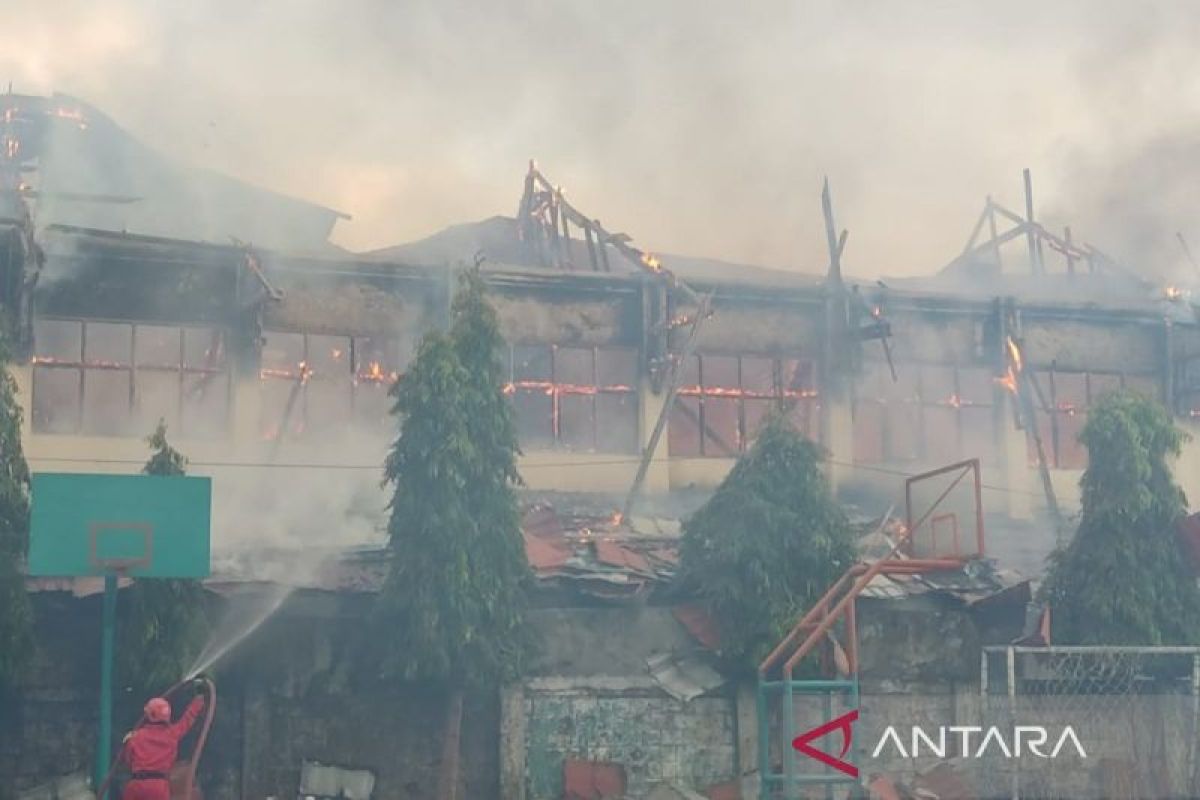 Ruang kelas SMKN 3 Kota Bengkulu hangus terbakar