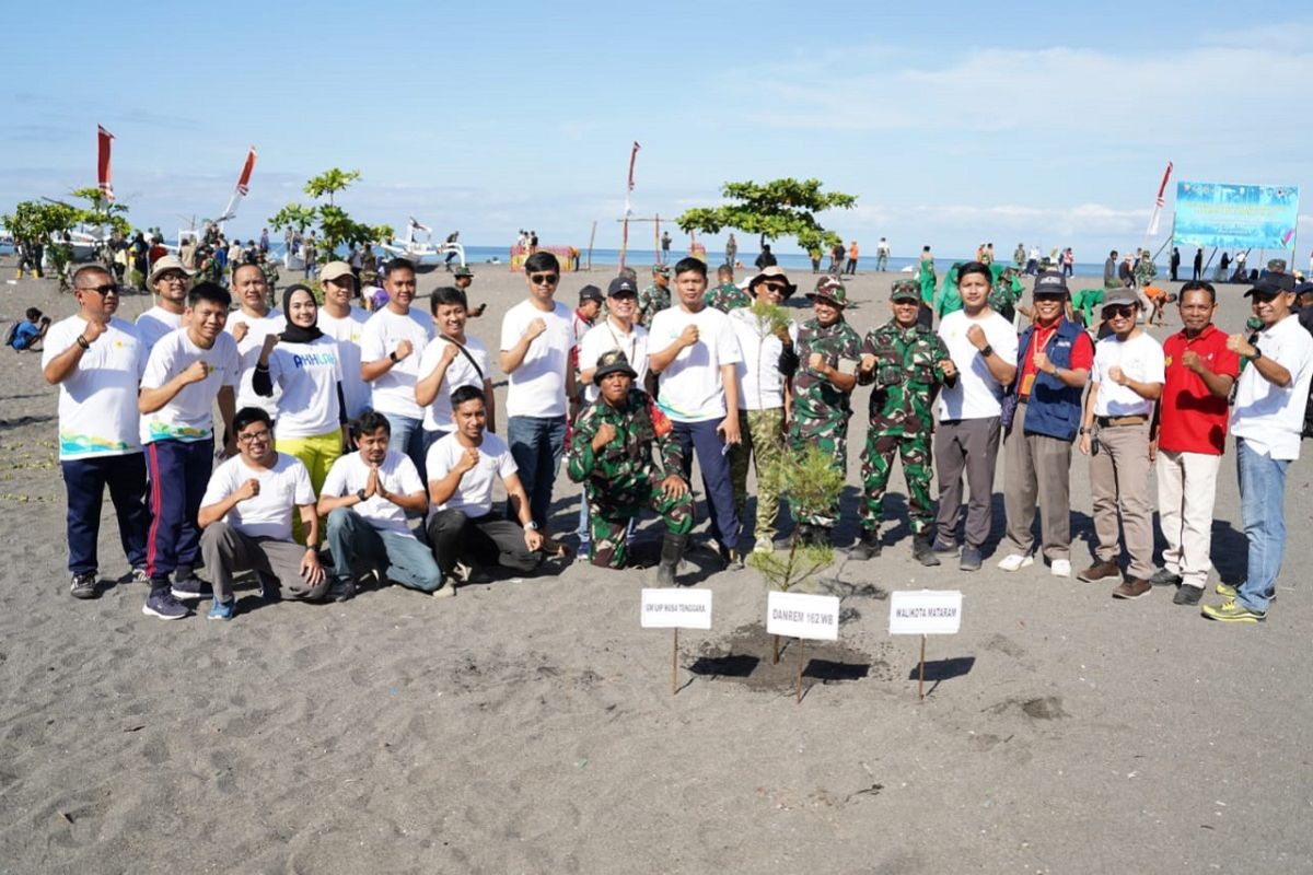 PLN UIP Nusra bersama Kodim 1606/Mataram dan Kelurahan Ampenan Selatan tanam pohon dan bersih pantai