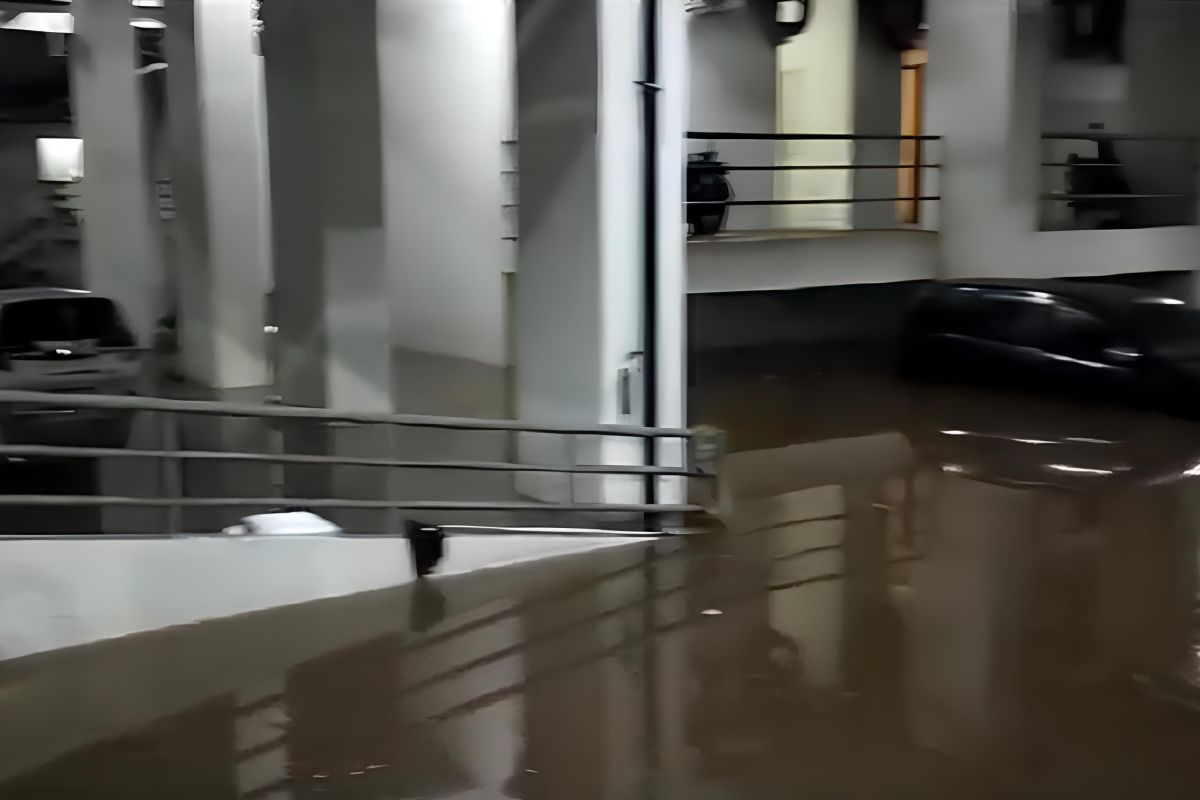 Banjir rendam area "basement" apartemen di Tangerang