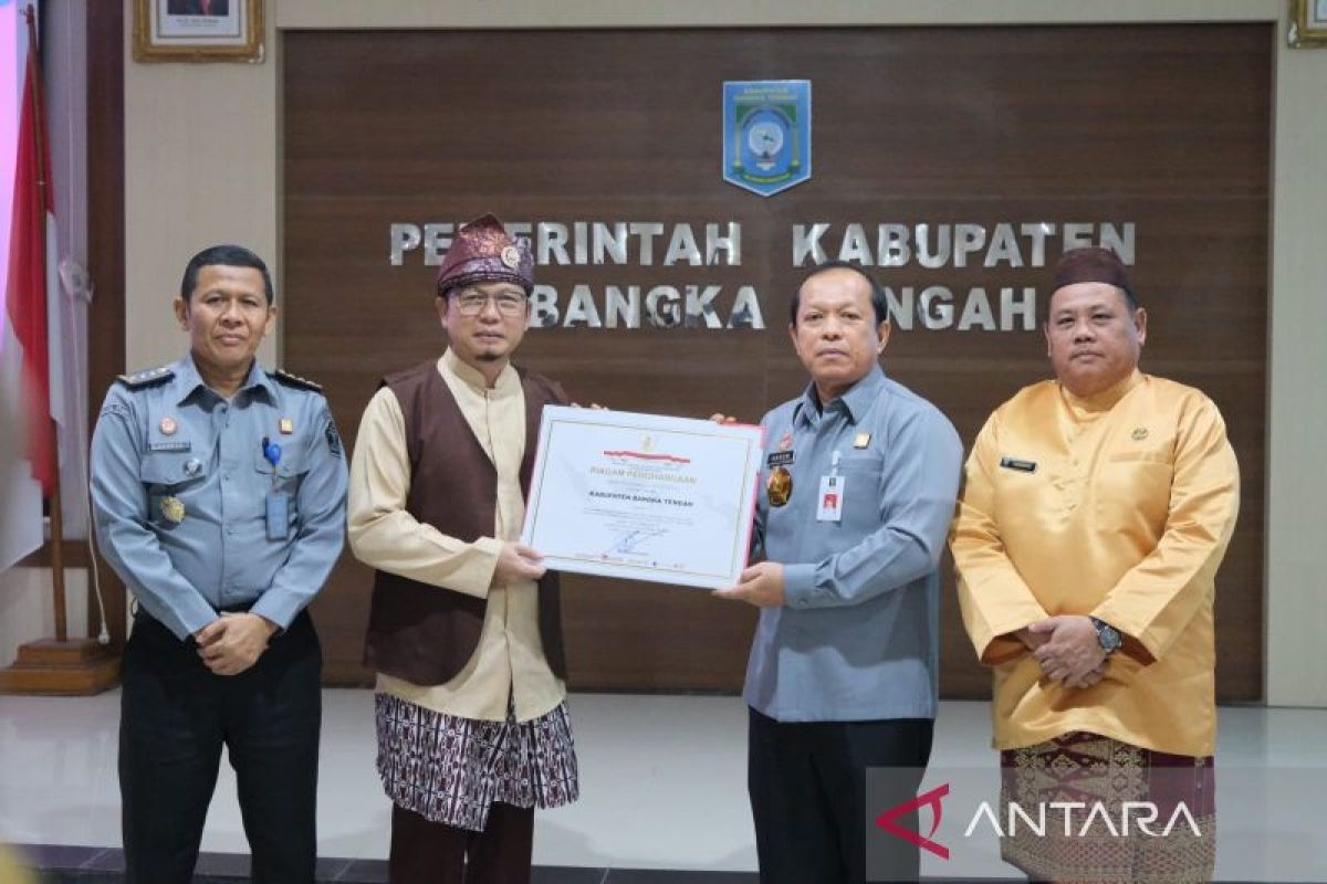 Kakanwil Harun Sulianto serahkan Penghargaan Kabupaten/ Kota Peduli HAM kepada Bupati Bangka Tengah .