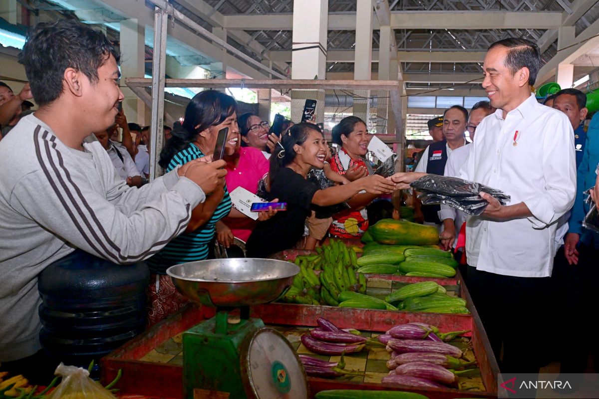 Joko Widodo disambut hangat masyarakat-pedagang di Pasar Melonguane Talaud