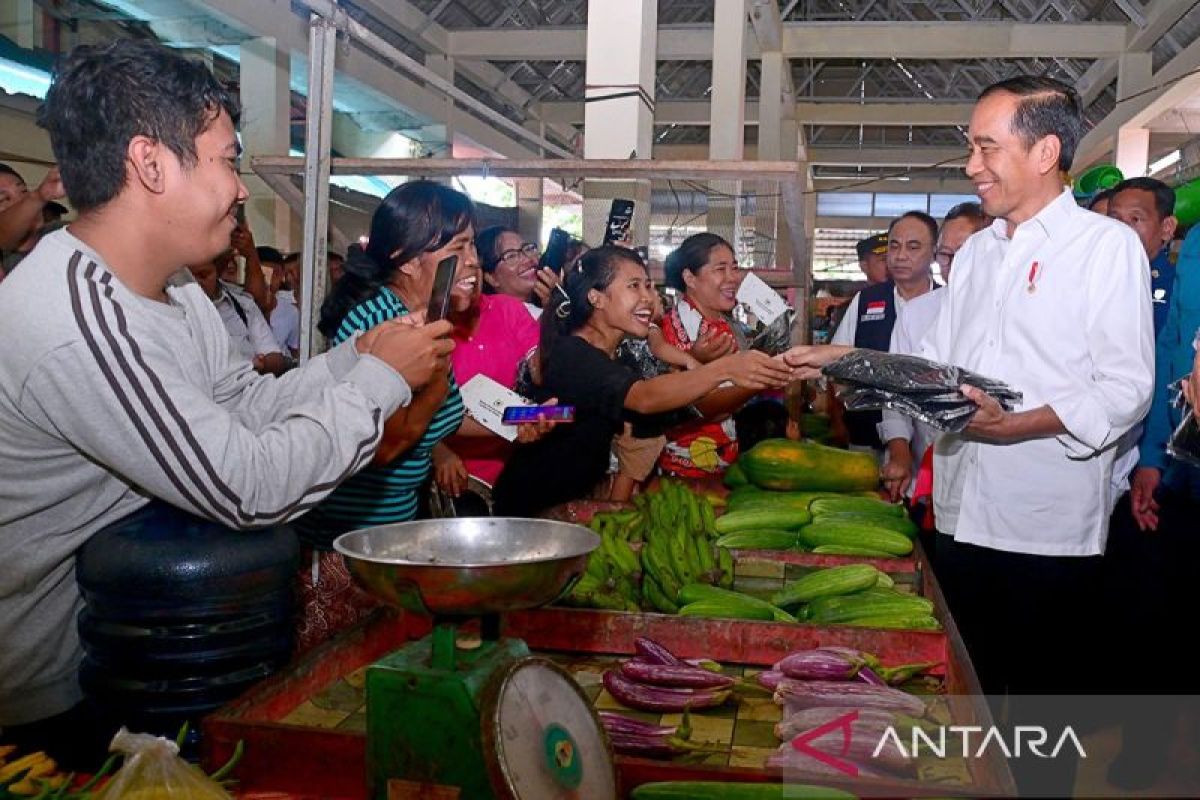 Kunjungi Manado, Jokowi tambah kuota 3 bulan bantuan pangan CBP