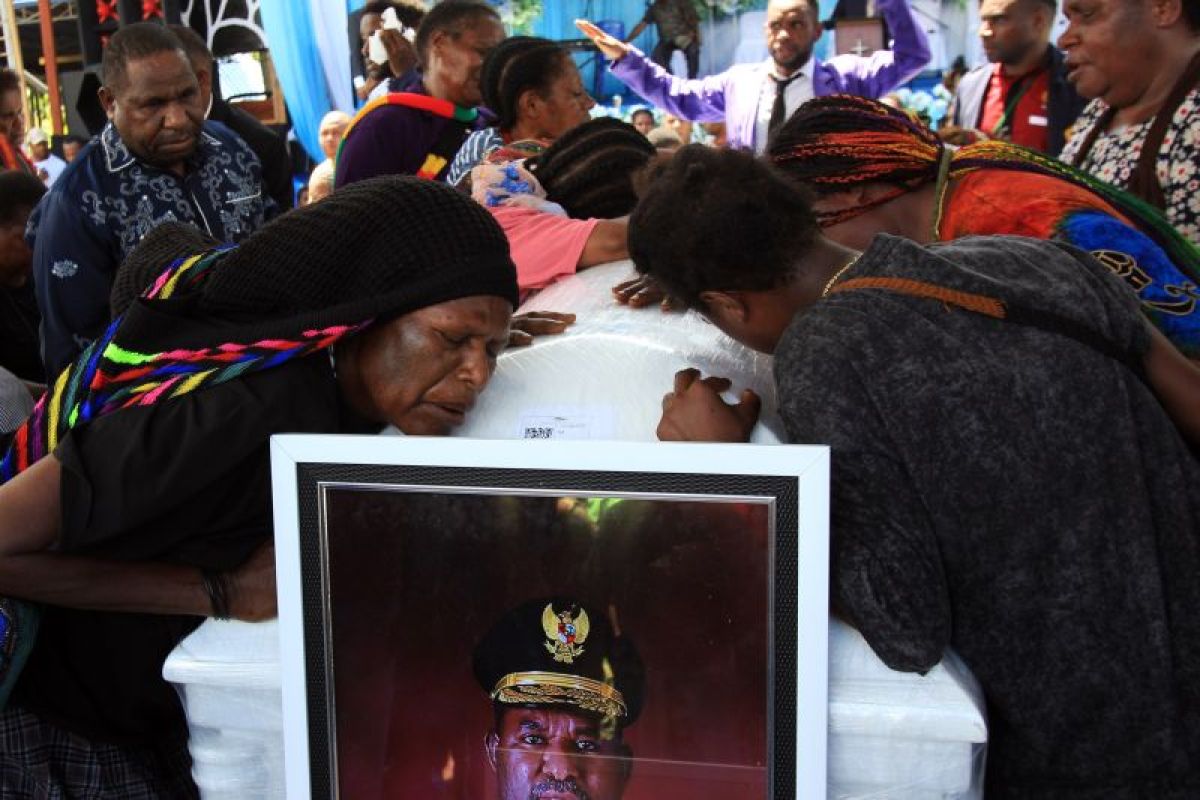 Hujan, pemakaman mantan Gubernur Papua Lukas Enembe ditunda