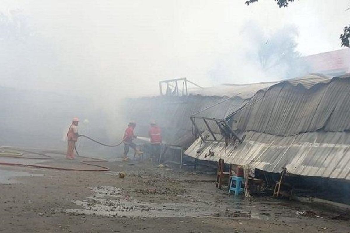 13 kios di Kompleks Skuadron Halim terbakar, satu orang terluka