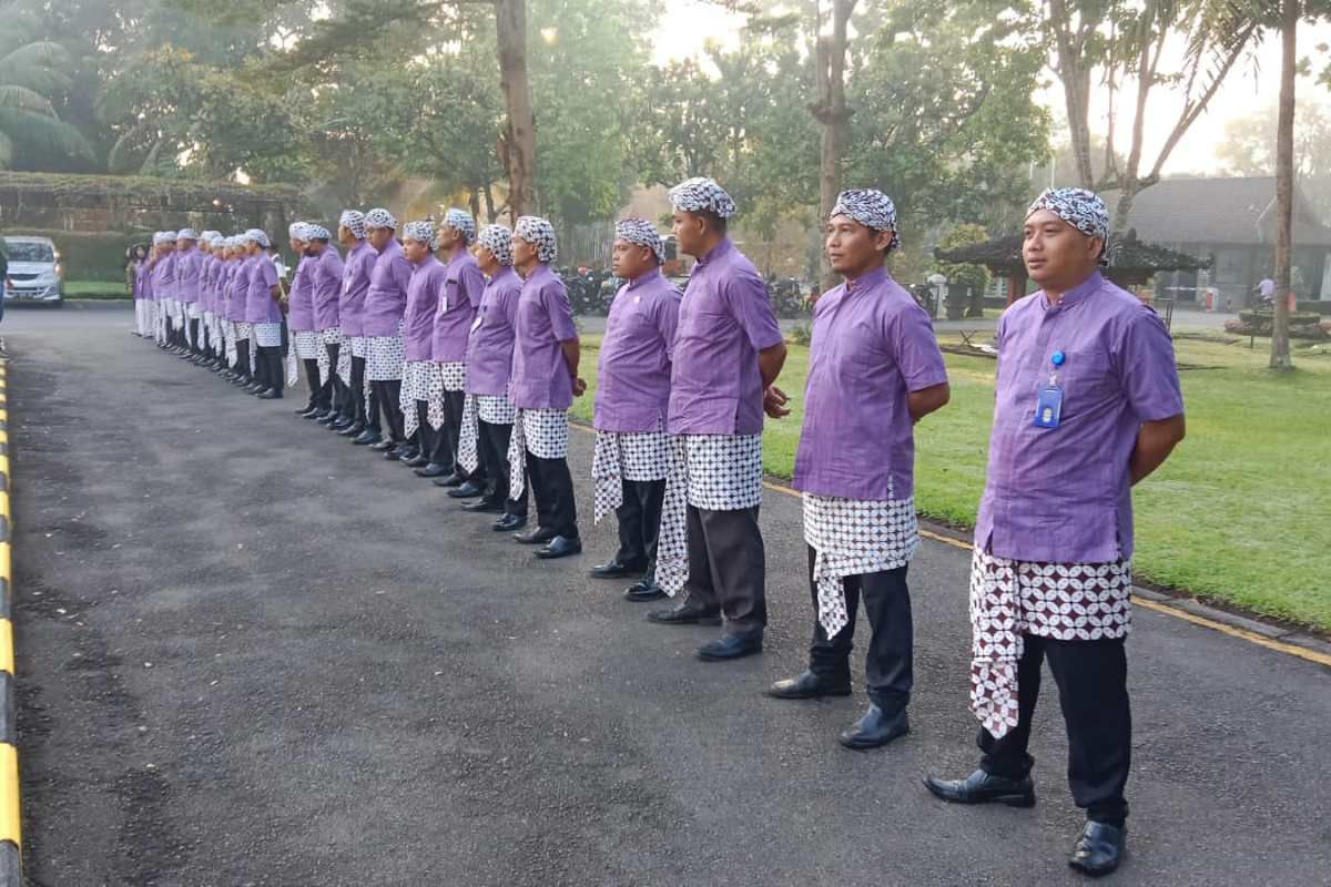 Satpam Borobudur berseragam  nuansa Jawa