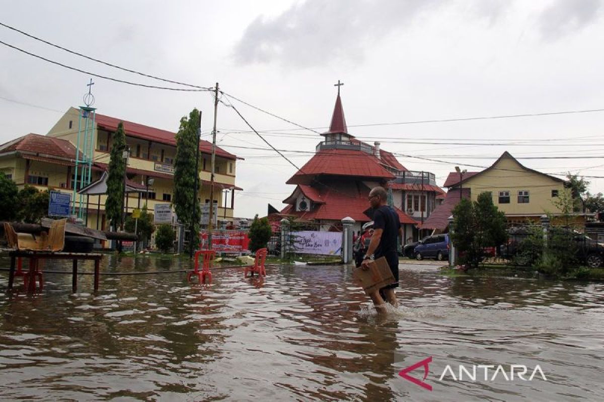 Tujuh daerah di Riau telah menetapkan status siaga darurat banjir