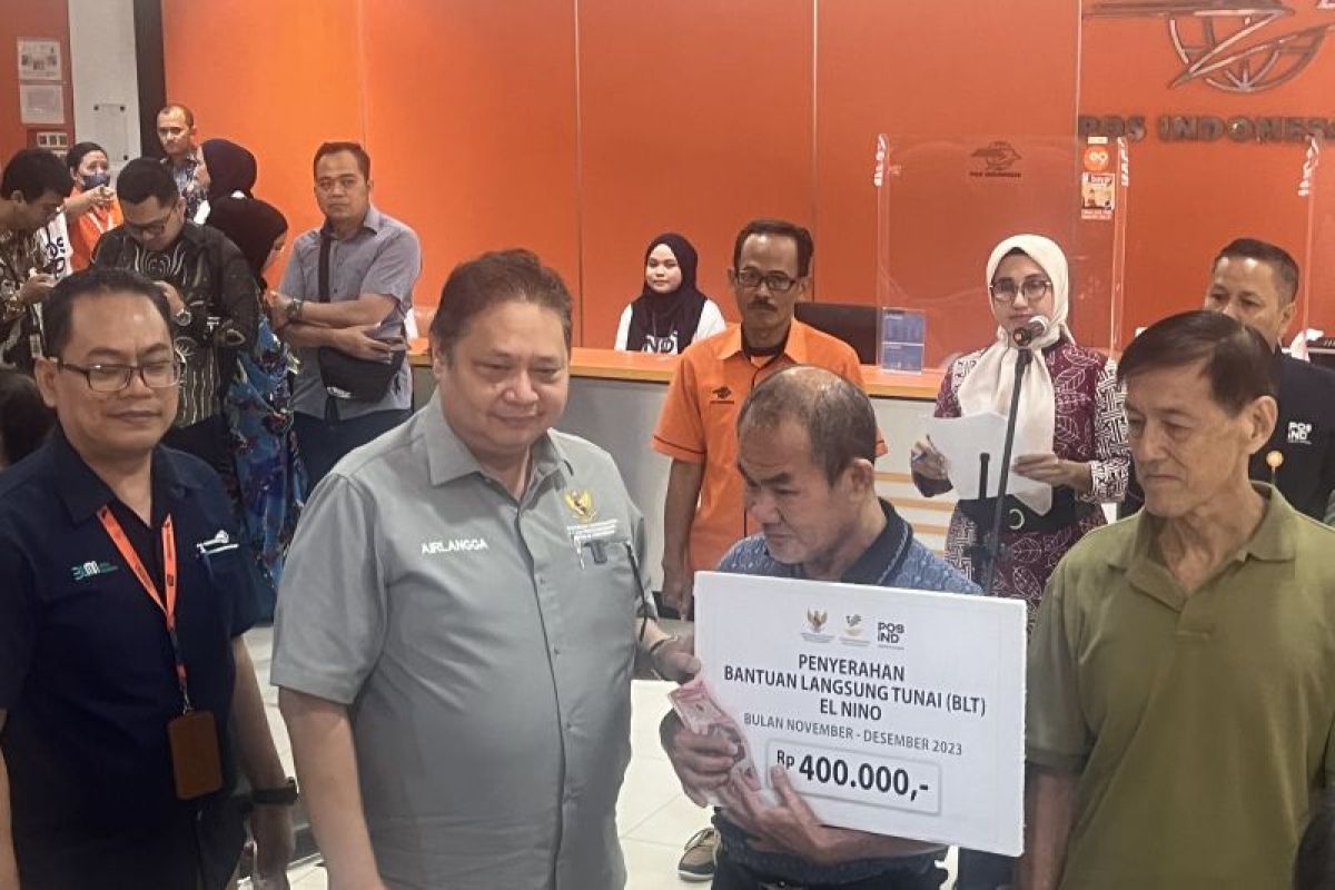 Minister Hartarto distributes El Nino cash assistance in West Jakarta