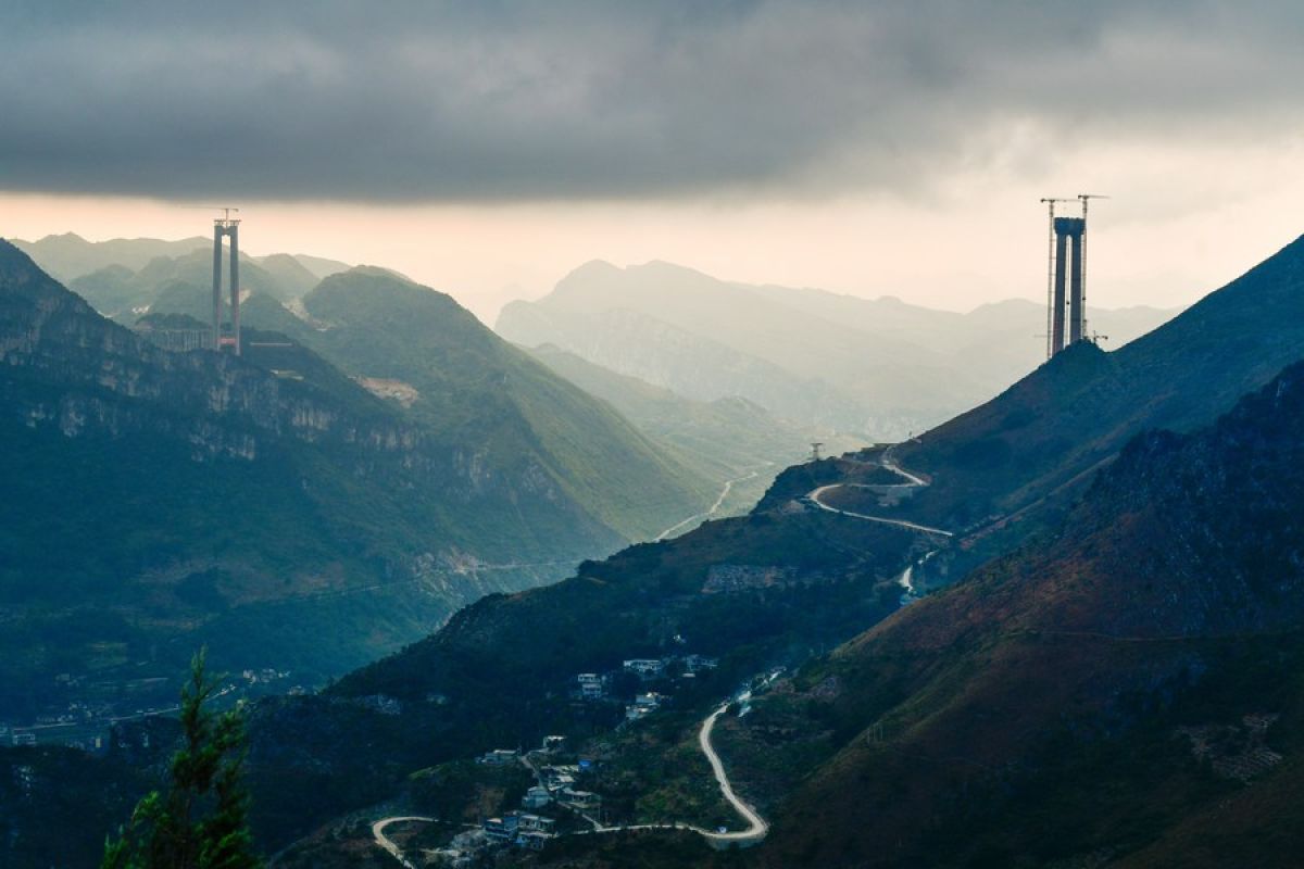 Pembangunan jembatan tertinggi dunia di Guizhou selesai Juni 2025