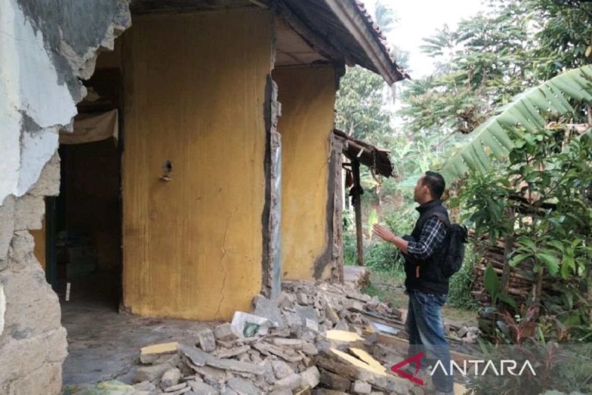 Dampak gempa Pangandaran, satu rumah warga rusak berat