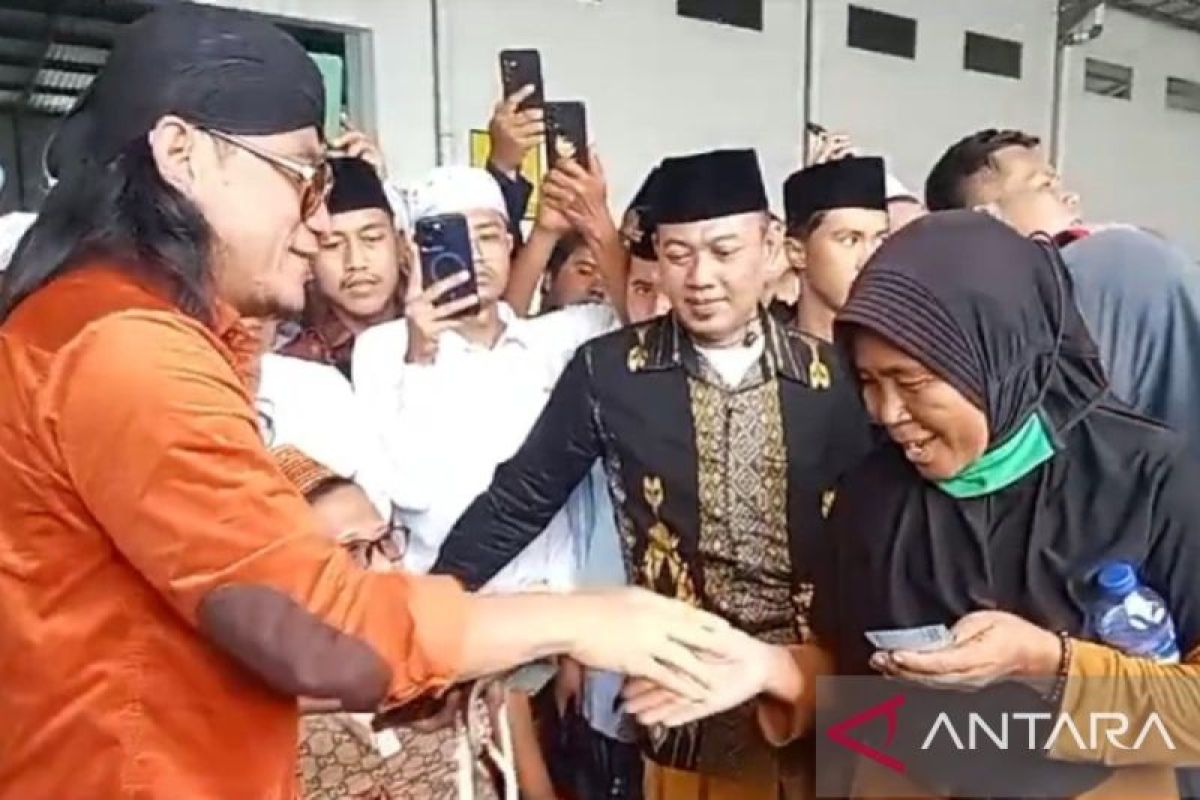 Klarifikasi Gus Miftah terkait video bagi-bagi uang di Pamekasan