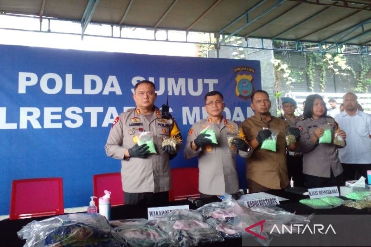 Polrestabes Medan tangkap tiga kurir 15.000 butir pil ekstasi