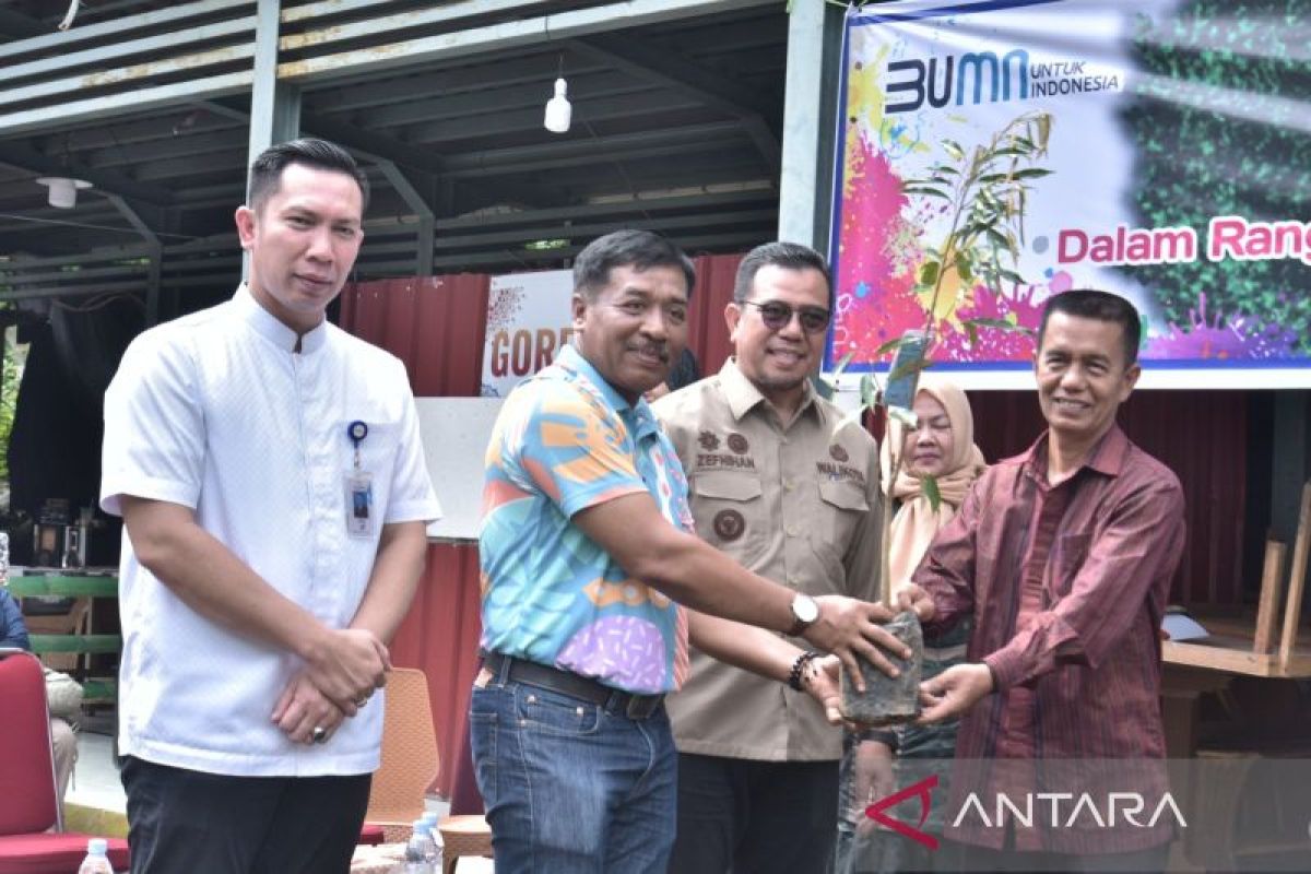 PTBA berikan bantuan 4000 bibit pohon produktif di Sawahlunto