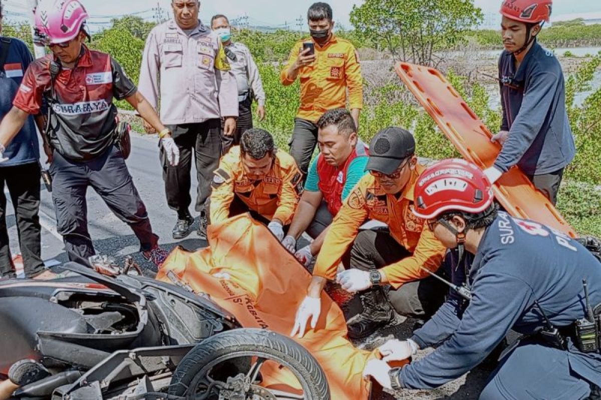 Motor vs truk, tiga orang tewas dalam kecelakaan di Surabaya