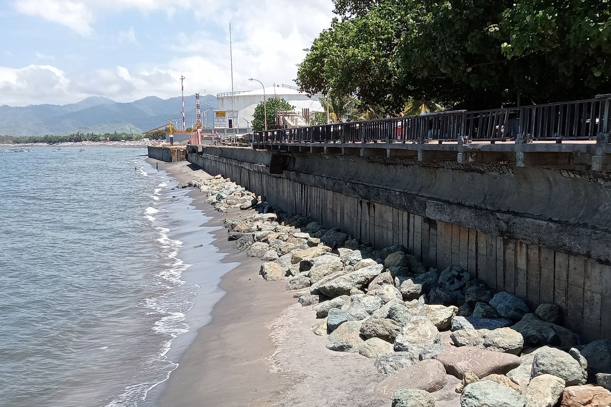 Pemasangan tanggul pengaman di Pantai Ampenan Mataram tuntas