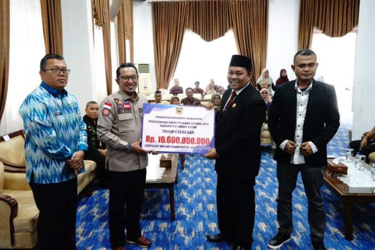 Pemkab Tanah Datar serahkan dana hibah Pilkada serentak 2024