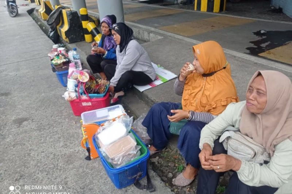 Liburan, pedagang kopi keliling di Pelabuhan Merak Banten raup keuntungan