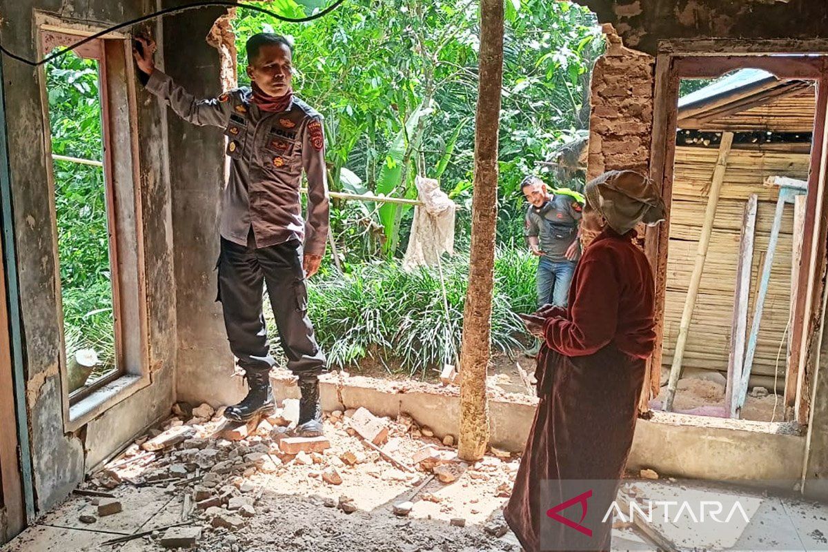 Gempa bumi menyebabkan kerusakan rumah warga di Garut