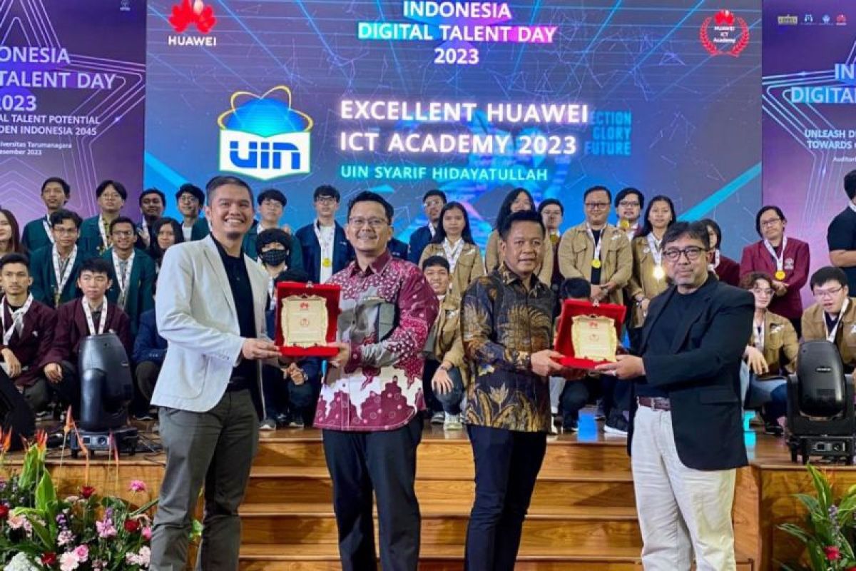 Rektor USU raih penghargaan pembinaan talenta digital dari KSP-Huawei