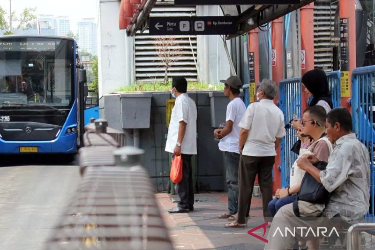 DKI kemarin, TransJakarta layani 24 jam hingga kasus bagi susu ditunda