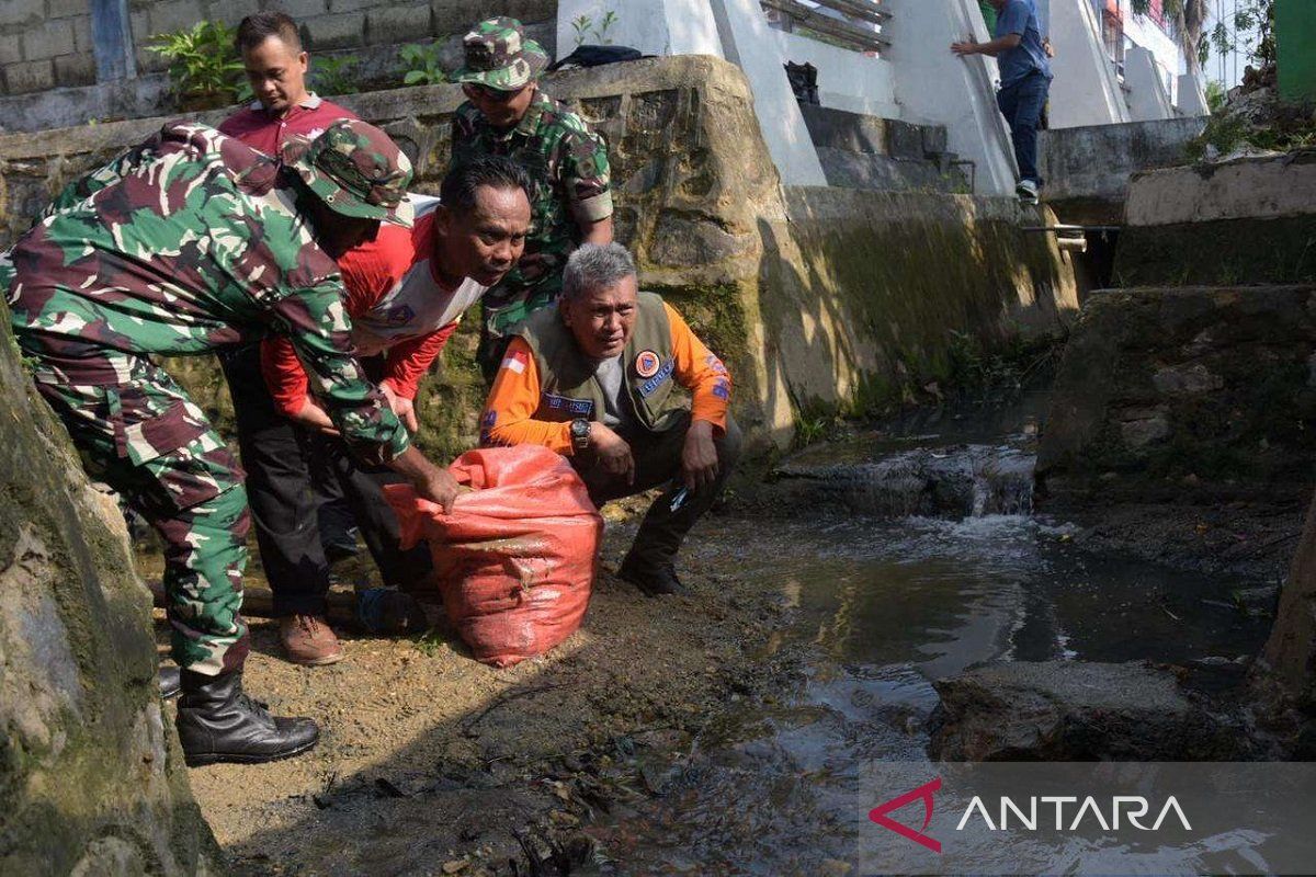 Pemkot Kendari bersama TNI gelar aksi bersih