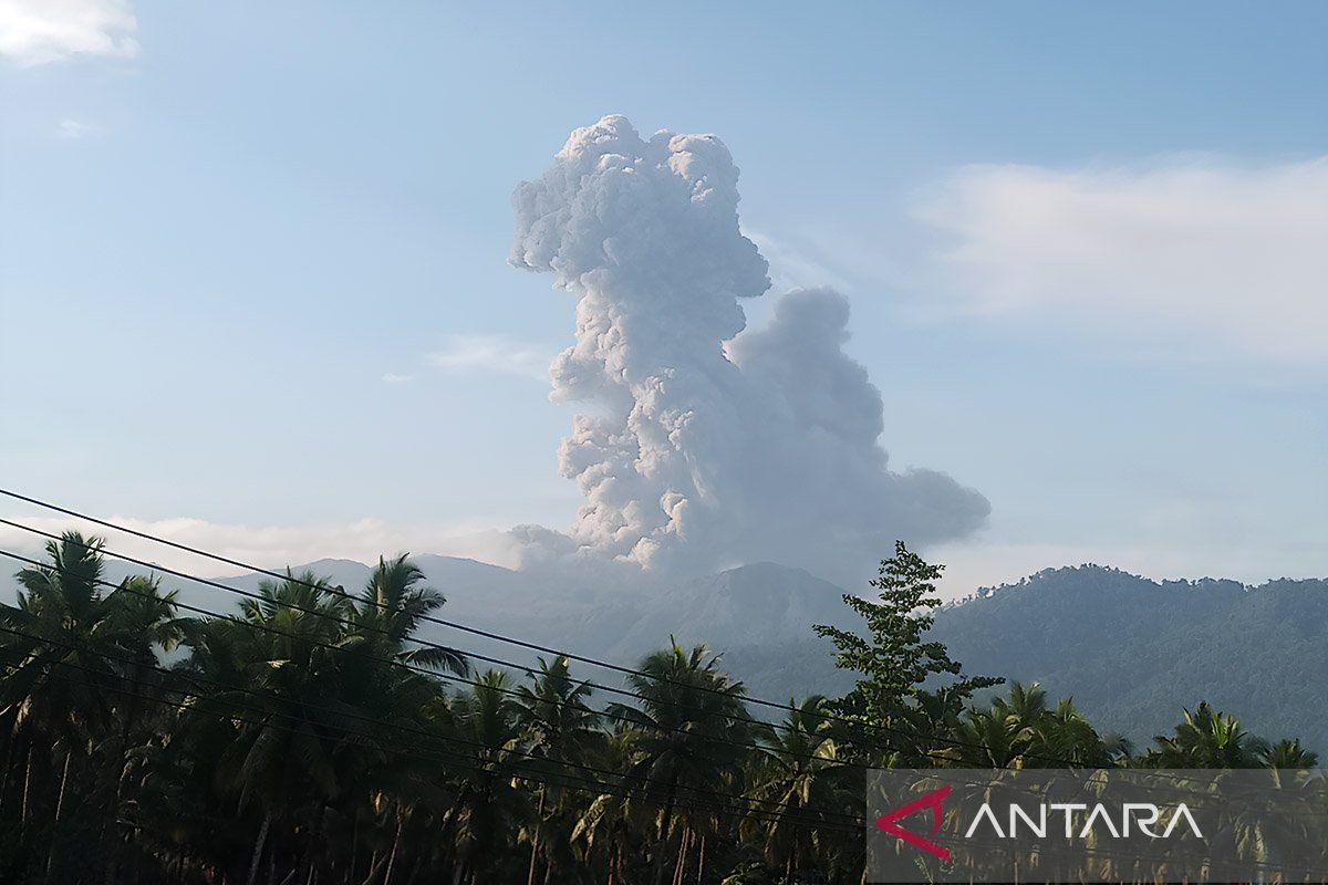 Gunung Dukono muntahkan abu vulkanik setinggi 2,8 kilometer pagi ini