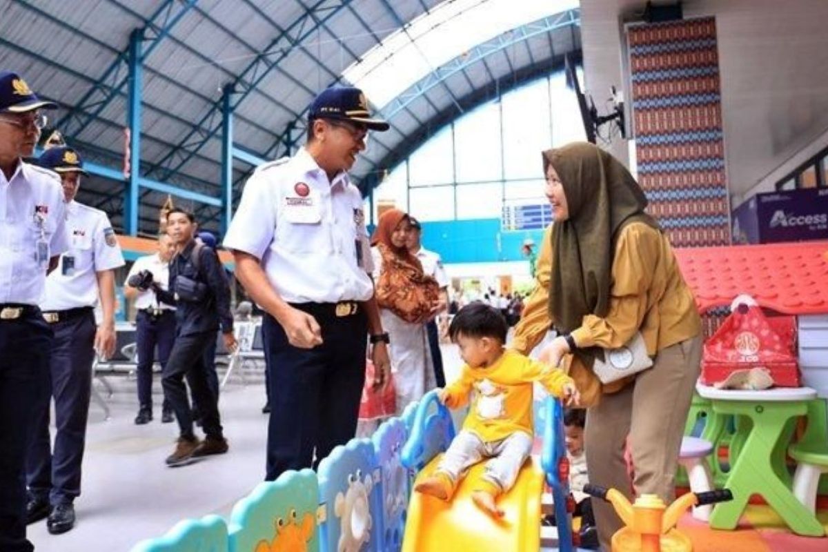 PT KAI Divre Palembang sediakan area  bermain untuk anak di stasiun