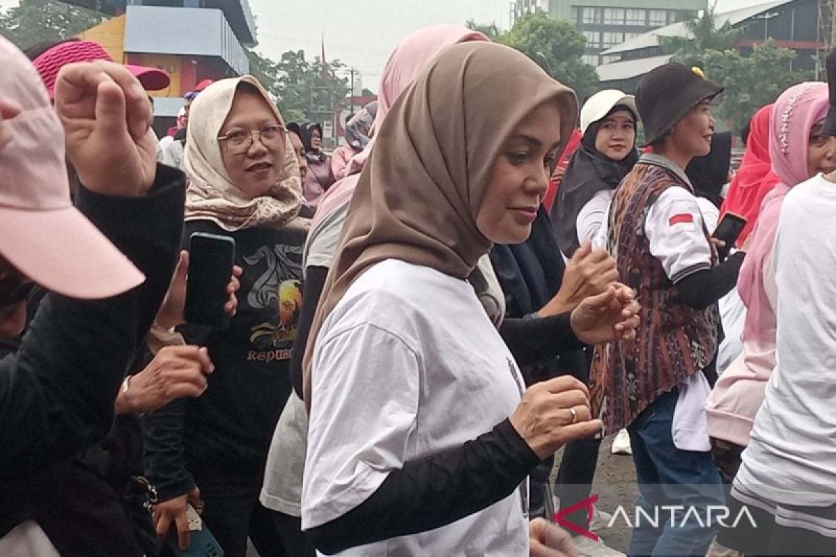 Siti Atikoh senam bareng "emak-emak" di Purwokerto