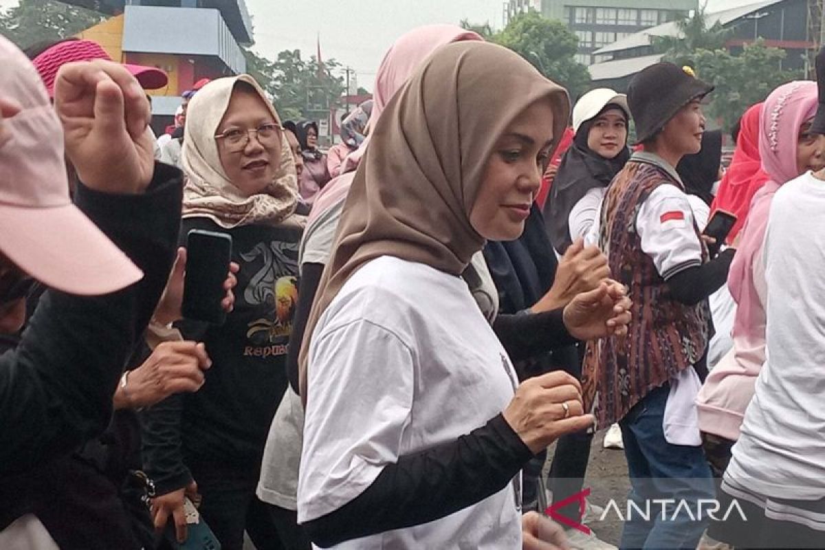 Siti  Atikoh senam bareng "emak-emak" di Purwokerto