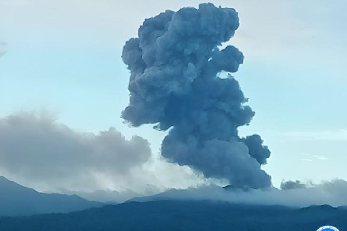 Gunung Dukono Maluku Utara muntahkan abu vulkanik setinggi 2,8 kilometer pagi ini